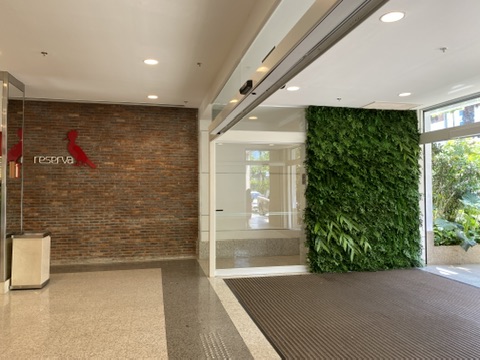 Entrada do BH Shopping com painel de jardim vertical preservado junto ao acesso de vidro