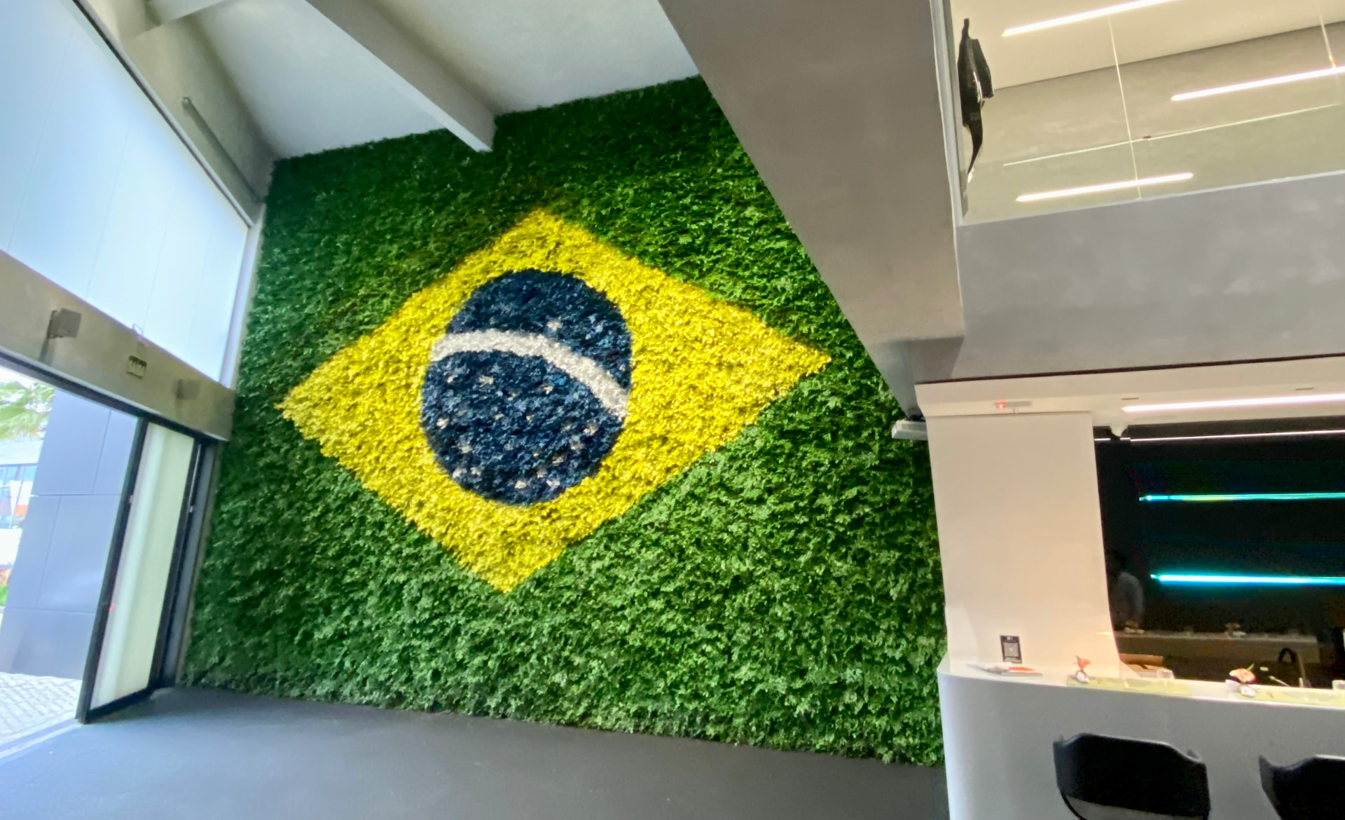 Avantgarde Motors — Jardim Vertical Preservado + Permanente
