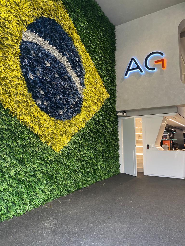 Bandeira do Brasil desenhada em jardim vertical preservado no hall de entrada de empresa