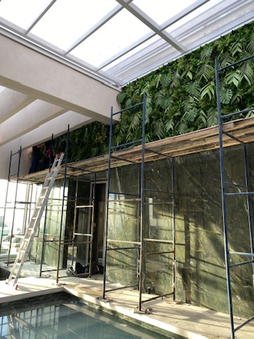Detalhe da parede verde da Cobertura LFP em montagem junto ao mármore verde