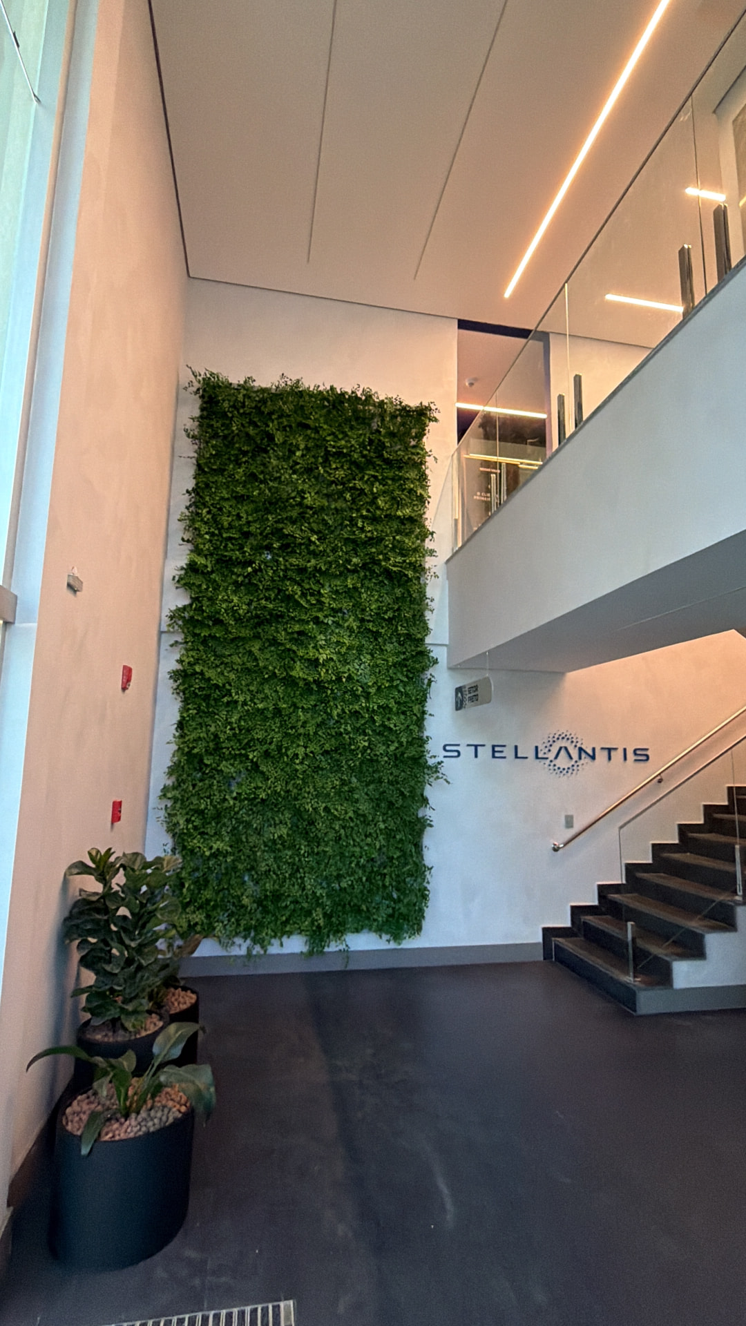 Painel preservado do lobby da Stellantis em Betim visto do mezanino