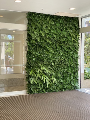 Painel de plantas preservadas junto às portas automáticas de vidro da entrada do BH Shopping