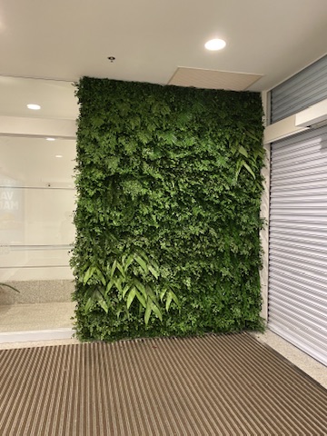 Painel de jardim vertical preservado de piso a teto na entrada do BH Shopping, em mix de folhagens verdes