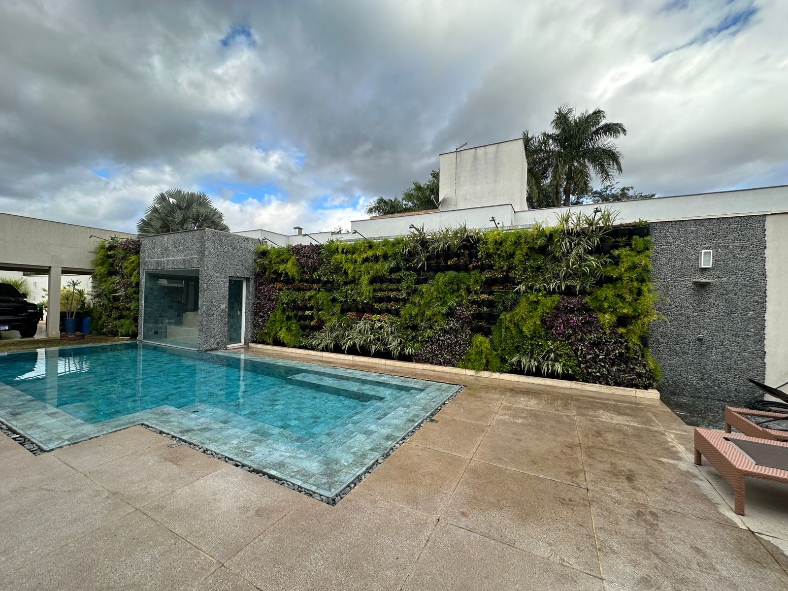 Jardim vertical natural em área de piscina com irrigação automática e manutenção periódica