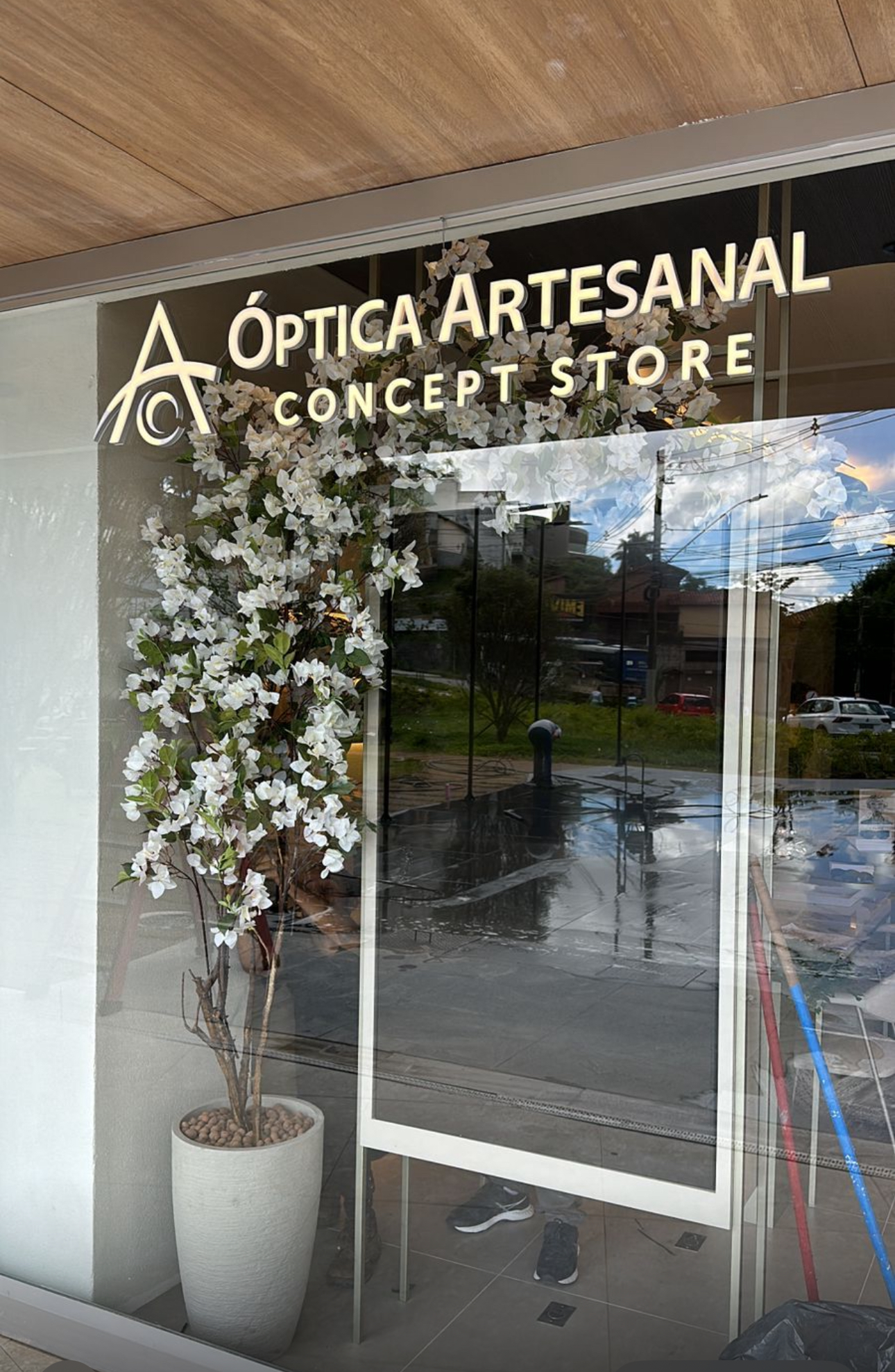 Bougainville branca compondo a vitrine da Óptica Artesanal Concept Store