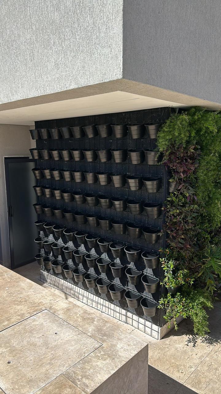 Estrutura de vasos e sistema de irrigação automática montada antes do plantio do jardim vertical