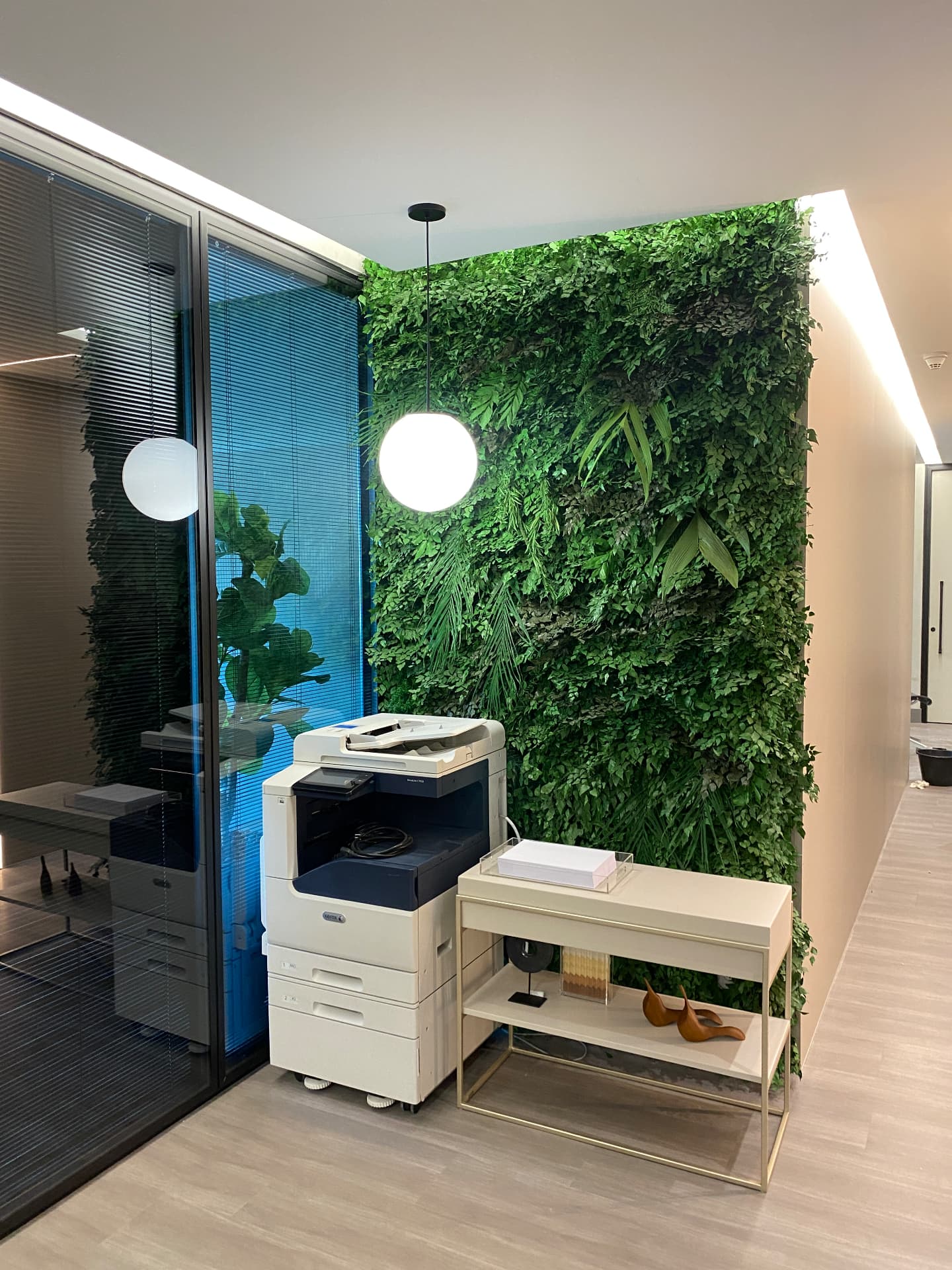 Painel de jardim vertical preservado na área de apoio e copiadora do escritório