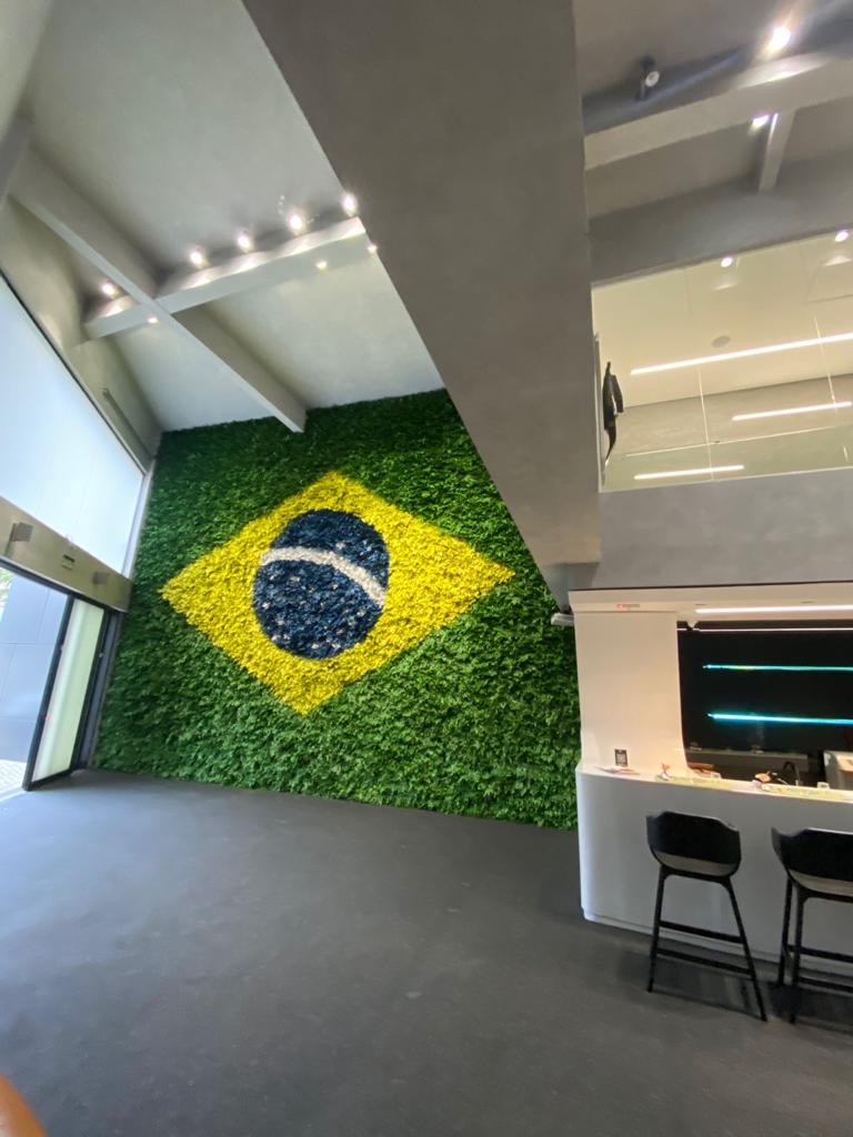 Bandeira do Brasil de 70 m² em folhas 100% preservadas no pé-direito duplo da recepção da Avantgarde Motors