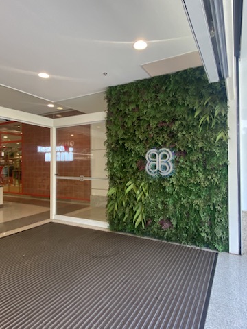 Painel de jardim vertical preservado com logotipo iluminado na entrada do Acesso A do BH Shopping